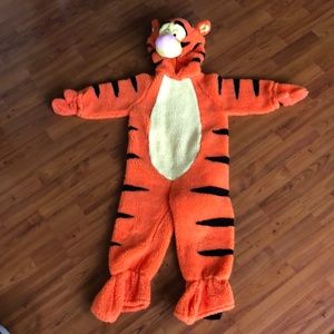 The cutest costume EVER!  🧡 🖤 🧡 Size 3T-4T